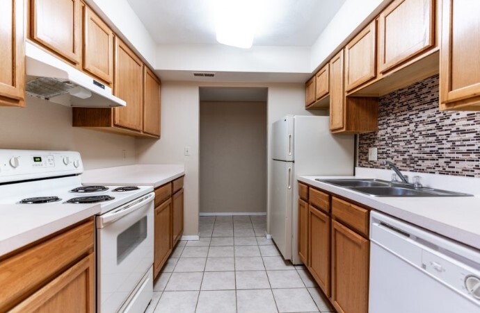 Hillcrest Apartments in Peoria, IL - Building Photo