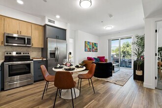 17454 Chatsworth St in Los Angeles, CA - Foto de edificio - Building Photo