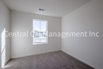 8628 Scintilla Ave in Bakersfield, CA - Building Photo - Building Photo