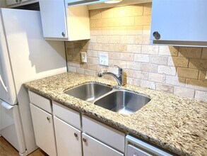 7575 Katy Fwy in Houston, TX - Building Photo - Building Photo