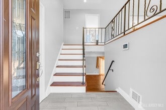 6 Marc Ct in Edison, NJ - Building Photo - Building Photo