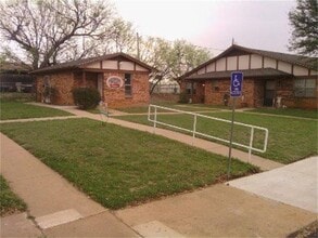 137 Shirley Courts in Breckenridge, TX - Building Photo - Building Photo