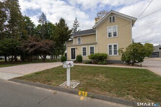 387 Buckland St in Southington, CT - Foto de edificio - Building Photo