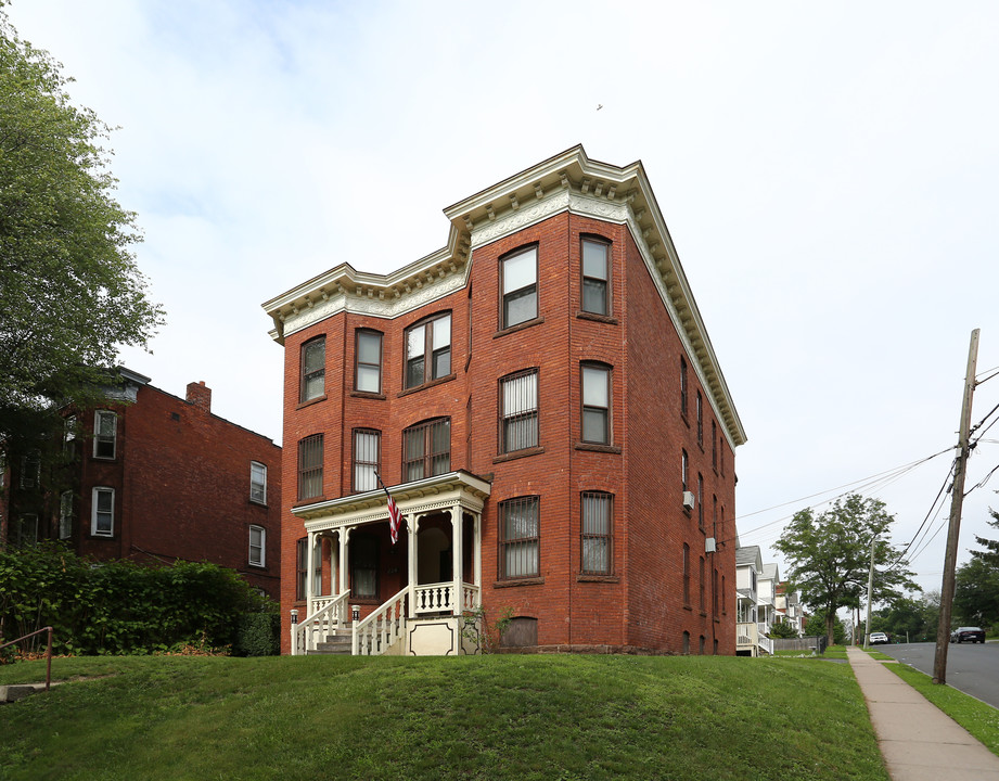 214 Park Ter in Hartford, CT - Building Photo