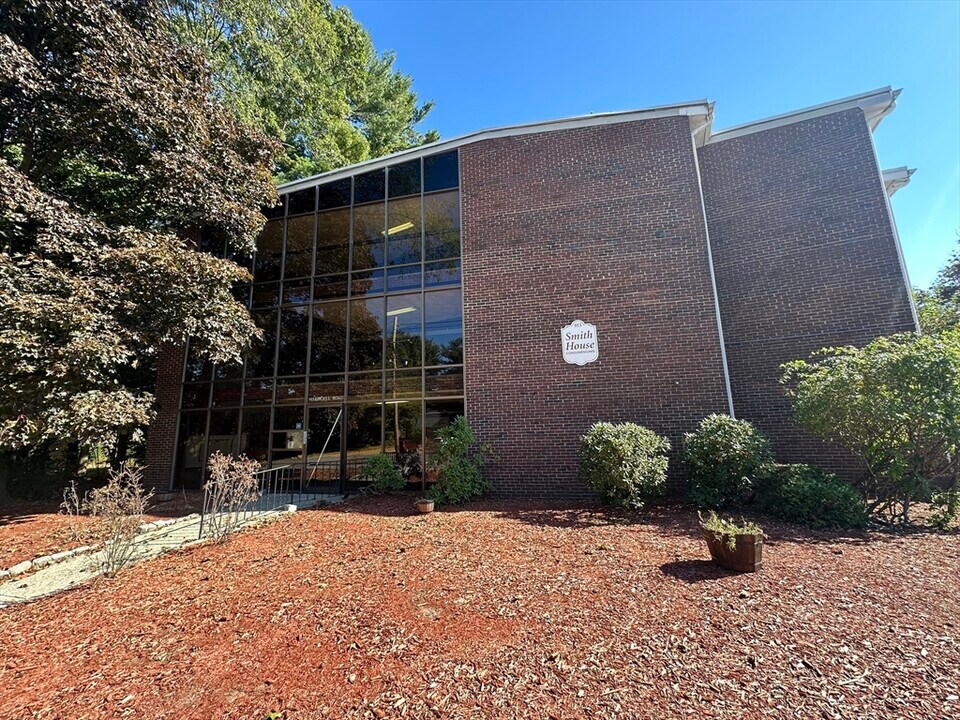 915 Edgell Rd in Framingham, MA - Foto de edificio