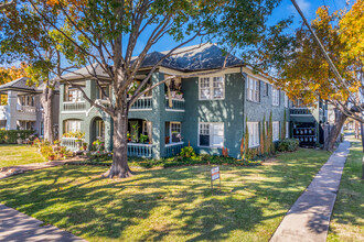 CREST MANOR in Dallas, TX - Foto de edificio - Building Photo