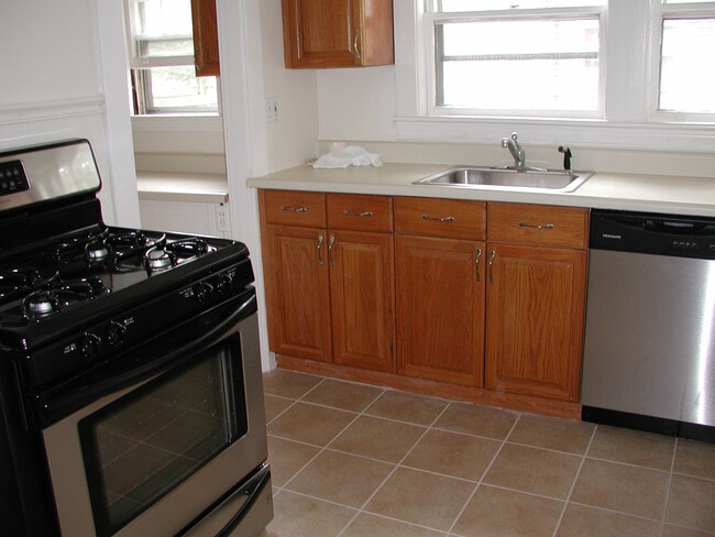 13 Higgins St, Unit 1 in Arlington, MA - Foto de edificio - Building Photo