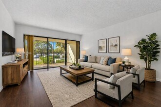 230 Lakeview Dr in Weston, FL - Building Photo - Building Photo