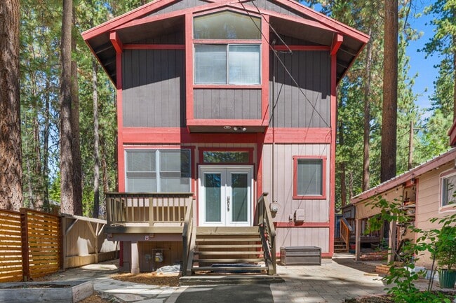 8661 Steelhead Ave in Kings Beach, CA - Foto de edificio - Building Photo