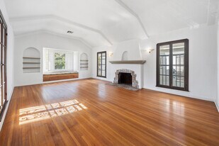 166 N Arnaz Dr in Beverly Hills, CA - Building Photo