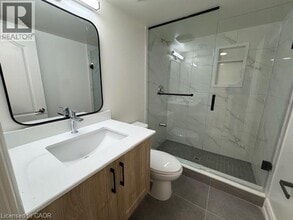 208 Pineglen Cres in Kitchener, ON - Building Photo - Building Photo