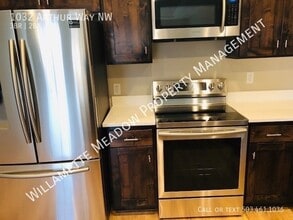 1032 Arthur Way NW in Salem, OR - Foto de edificio - Building Photo