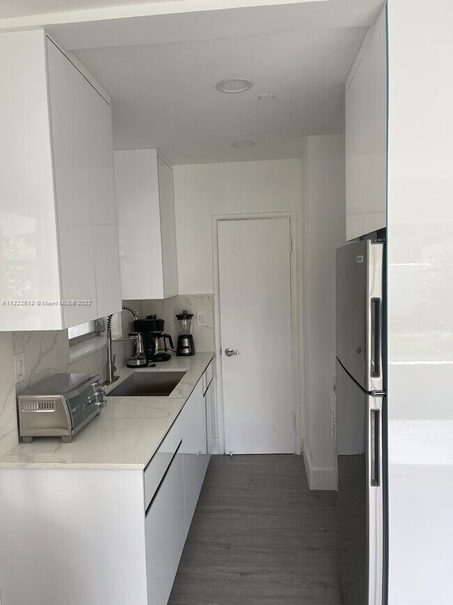 821 NE 6th St-Unit -2 in Hallandale Beach, FL - Building Photo - Building Photo