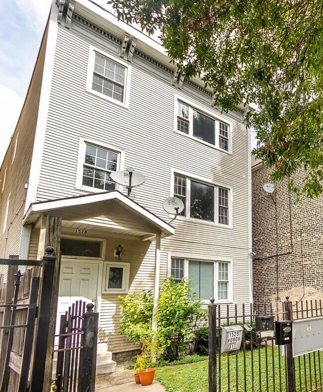 property at 1528 W Huron St