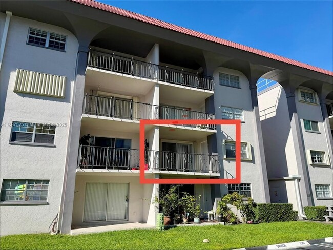 8101 SW 72nd Ave, Unit 219W in Miami, FL - Building Photo - Building Photo