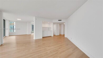555 NE 34th St, Unit 301 in Miami, FL - Building Photo - Building Photo