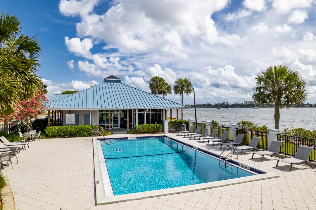 Sailpoint Bay Apartments in Daytona Beach, FL - Foto de edificio