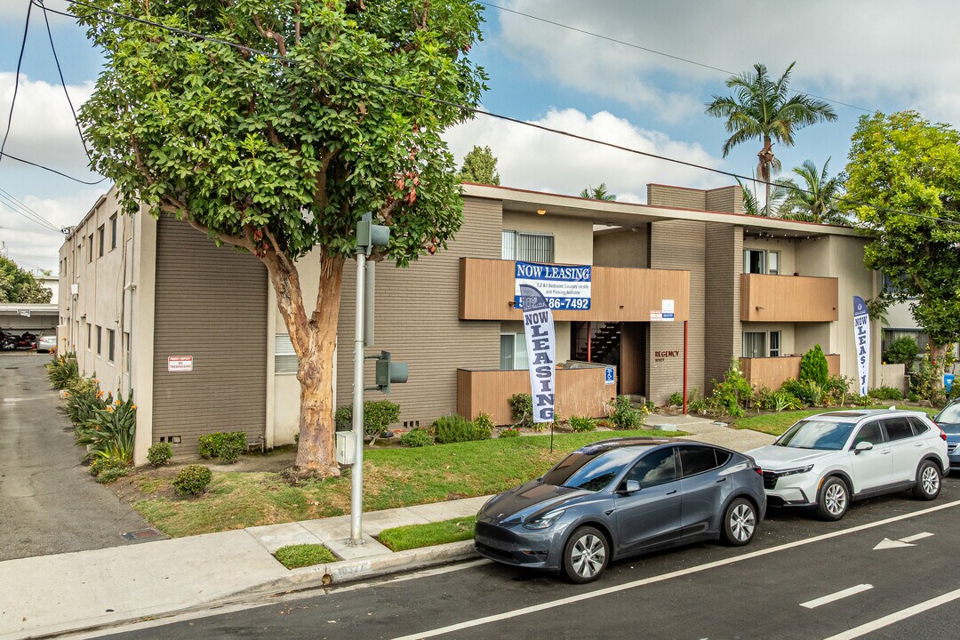 10327 Downey Ave. in Downey, CA - Foto de edificio