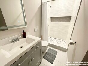 23 Newport St, Unit 1 in Boston, MA - Foto de edificio - Building Photo