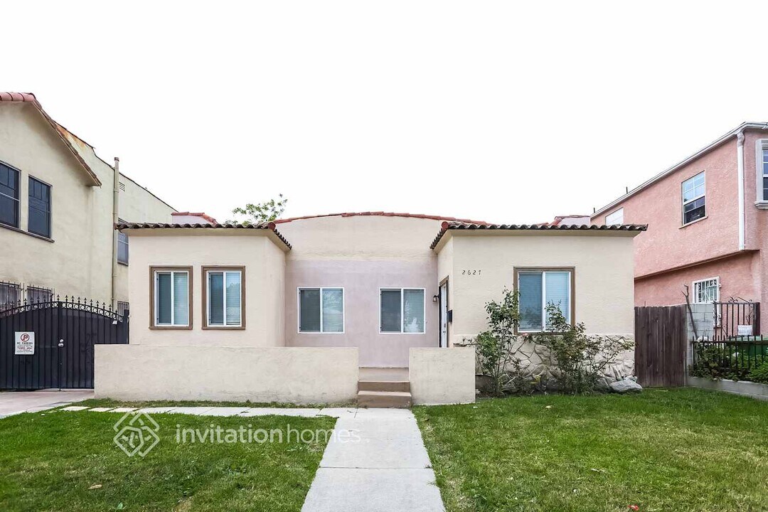 2627 S Dunsmuir Ave in Los Angeles, CA - Building Photo