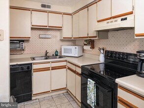 8028 Abbey Ct-Unit -8028C in Pasadena, MD - Foto de edificio - Building Photo