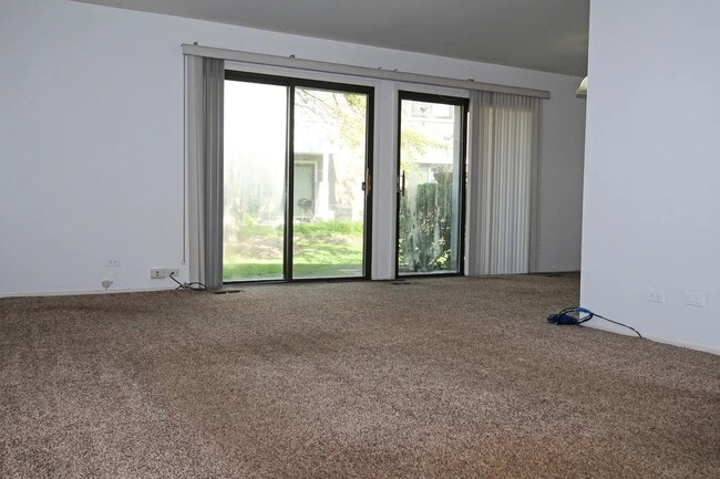 404 Sandalwood Ln, Unit #B1 in Schaumburg, IL - Building Photo - Building Photo