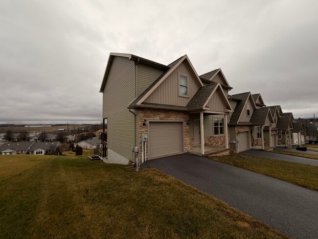 746 Golden Spring Dr in Waynesboro, PA - Building Photo - Building Photo