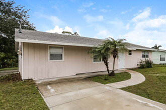 6105 Myrtle Dr in Fort Pierce, FL - Building Photo - Building Photo