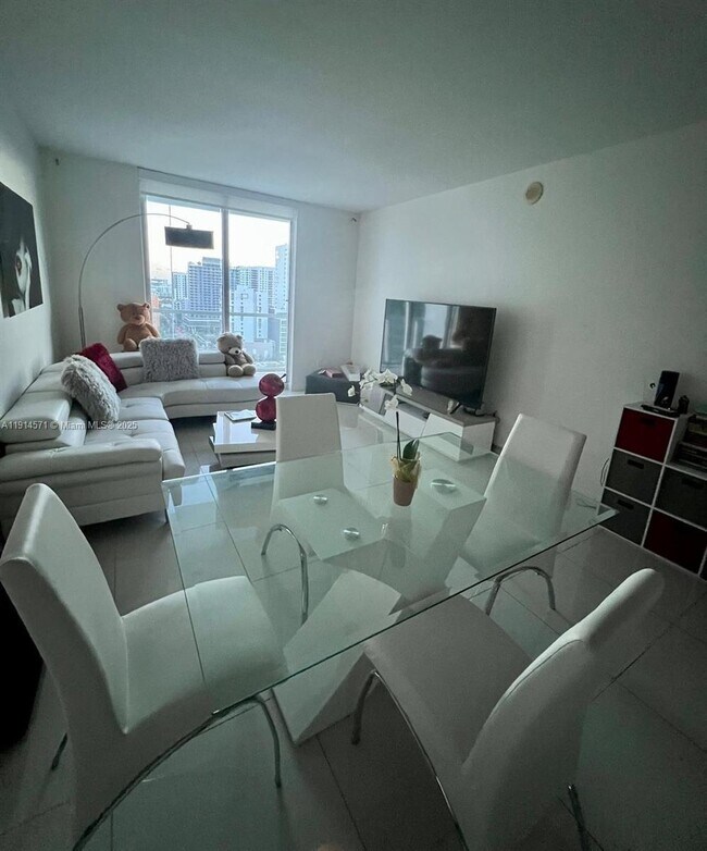 185 SW 7th St, Unit 1714 in Miami, FL - Building Photo - Building Photo