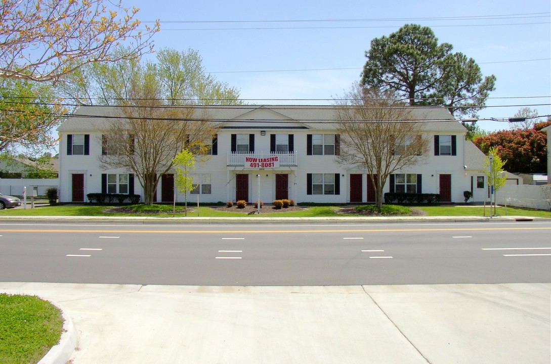 Chesapeake Court in Hampton, VA - Building Photo