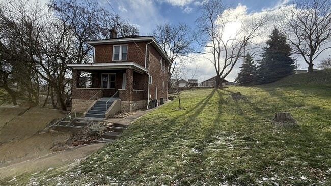 136 Arkansas Ave in Homestead, PA - Building Photo - Building Photo