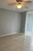 655 SW 111th Way in Pembroke Pines, FL - Building Photo
