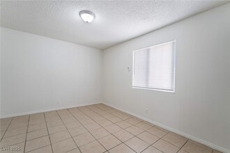 833 N Bruce St in Las Vegas, NV - Foto de edificio - Building Photo