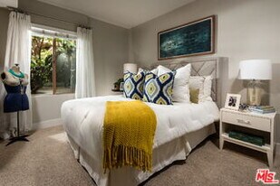 1040 Glendon Ave in Los Angeles, CA - Building Photo