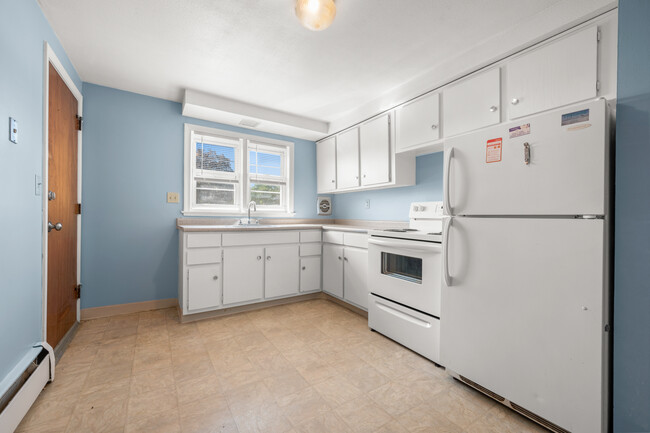 38 Deerfield Ct, Unit b in East Hartford, CT - Foto de edificio - Building Photo