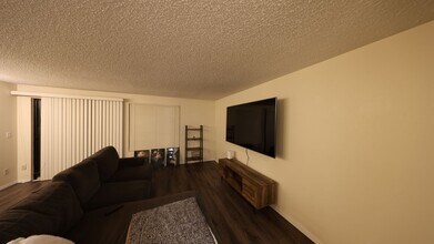 111 NW Columbia Dr in Oak Harbor, WA - Foto de edificio - Building Photo