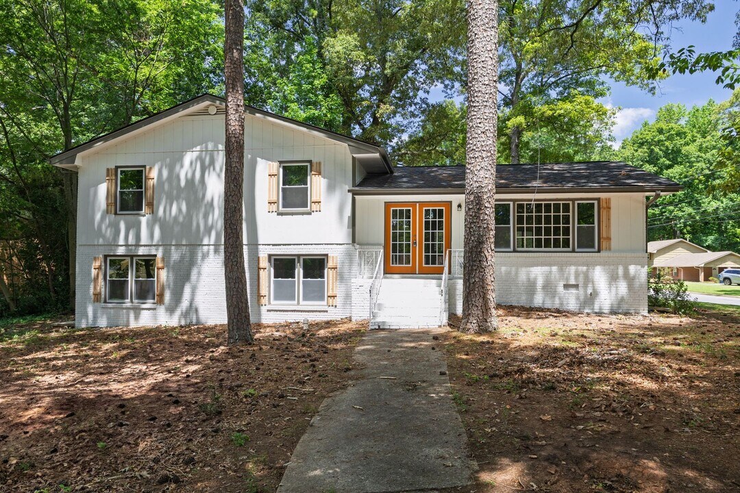 5520 St Lo Ln in College Park, GA - Foto de edificio