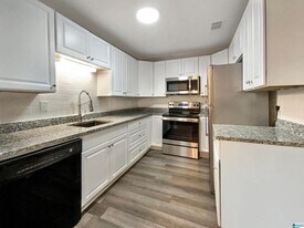 2052 Montreat Cir in Vestavia Hills, AL - Building Photo