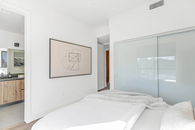 14747 Burbank Blvd in Van Nuys, CA - Building Photo - Building Photo