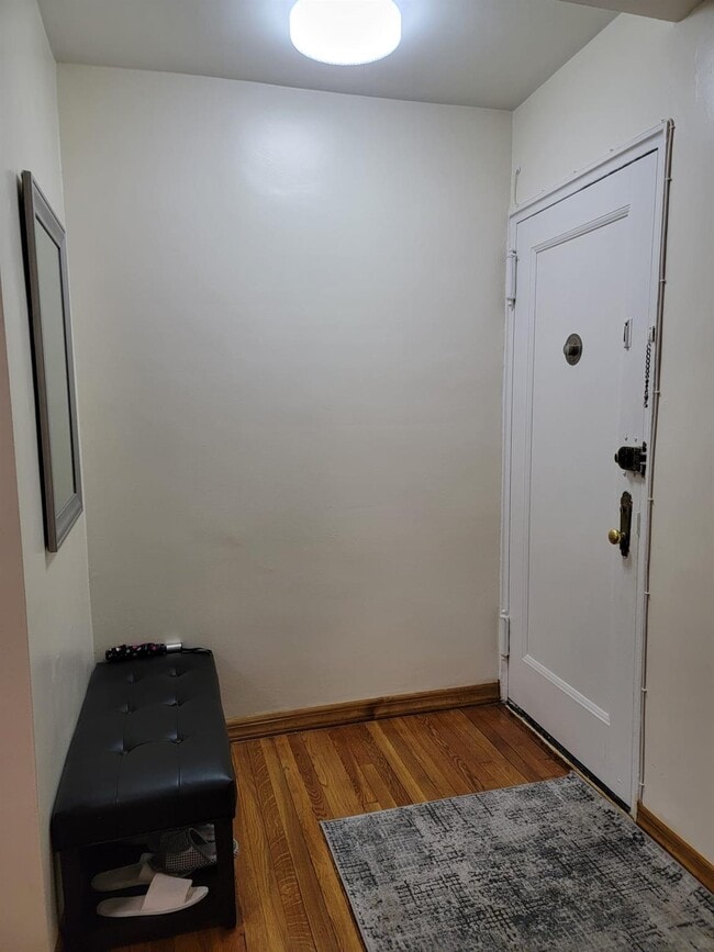 64-41 Saunders St in Queens, NY - Building Photo - Building Photo