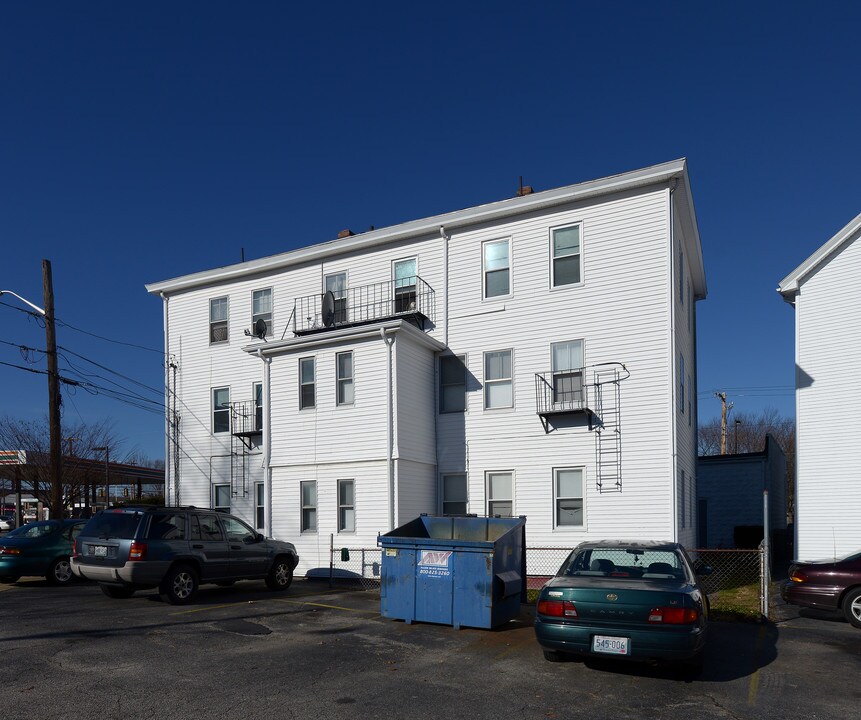 6 Clemence St in Cranston, RI - Foto de edificio