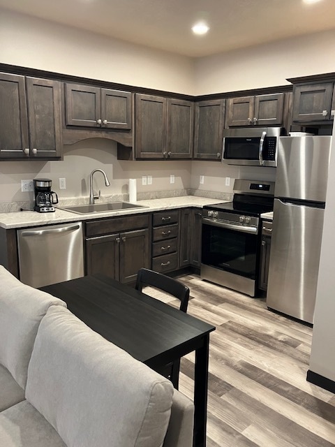 705 S Davison St in Mitchell, SD - Foto de edificio - Building Photo