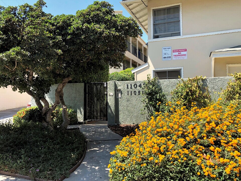 11051 Hesby St in Los Angeles, CA - Building Photo