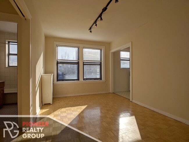 739 W Belmont Ave, Unit 311 in Chicago, IL - Building Photo - Building Photo