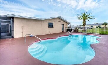 76 Caddy Rd in Rotonda West, FL - Foto de edificio - Building Photo