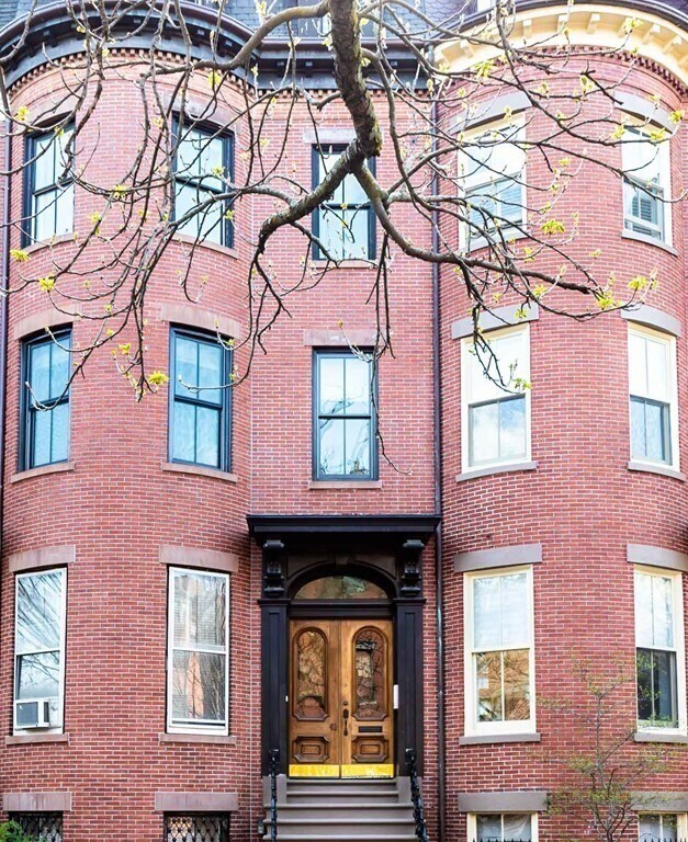 property at 42 Rutland Sq