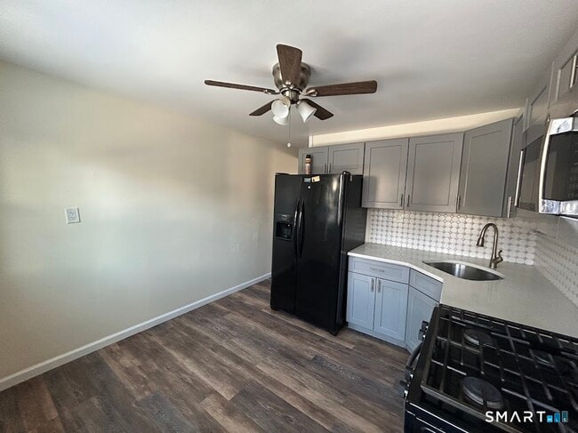 244 Woodlawn Cir in East Hartford, CT - Building Photo - Building Photo