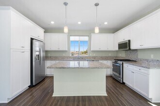 528 Tibbetts St in Santa Paula, CA - Building Photo - Building Photo