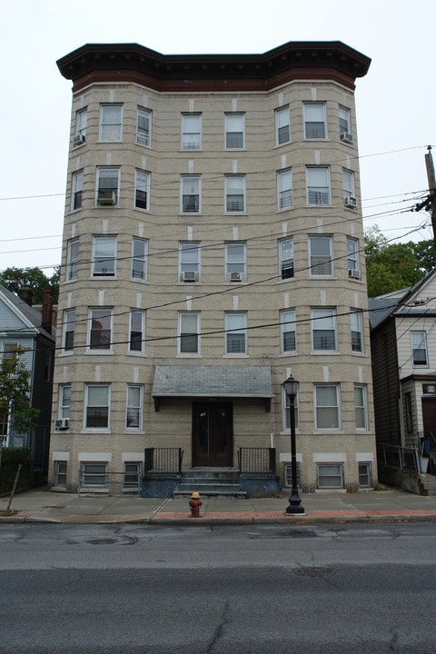 136 Mclean Ave in Yonkers, NY - Foto de edificio