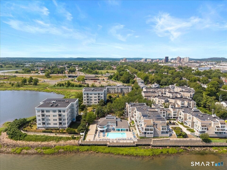 13 Harbour Close in New Haven, CT - Building Photo